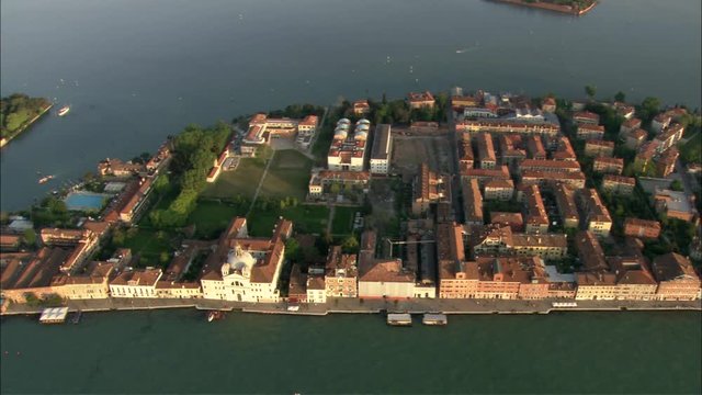 Ripresa aerea dall'Isola della Giudecca a piazza San Marco a Venezia
