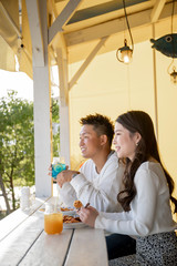 カフェのテラスでデートを楽しむカップル