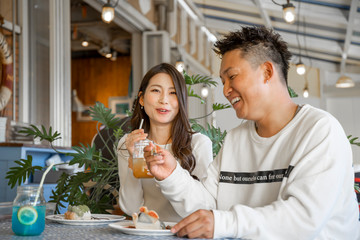 カフェのテラスでデートを楽しむカップル