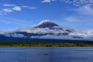 The top of Mount Fuji was covered with the first snow