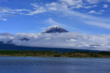 The top of Mount Fuji was covered with the first snow