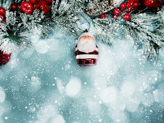 Naklejka premium christmas santa on fir tree branch with cones and snow on background