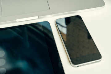 Obraz premium Close up shot of digital devices on office table