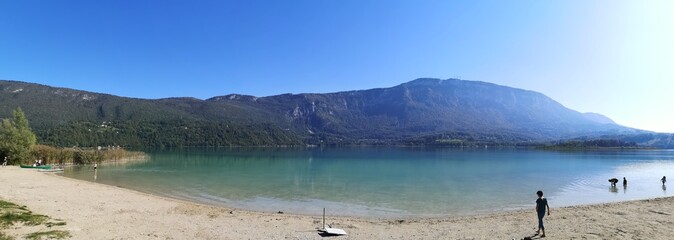 Paysage de savoie - lac d'aiguebelette