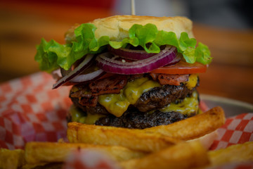 hamburguesa doble completa con papas fritas 