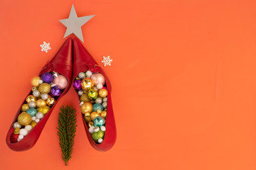 Dammen Schuhe mit Weihnachtskugeln.