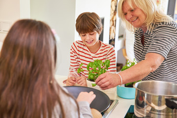 Kinder lernen gesund kochen mit der Oma