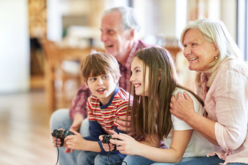 Großeltern und Kinder haben Spaß beim Videospiel