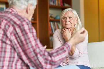 Seniorin hört ihrem Ehemann zu bei einem Streit