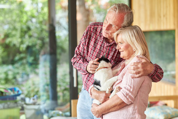 Glückliches Senioren Paar im Ruhestand mit Katze