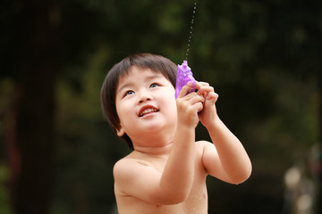 水鉄砲で遊ぶ男の子