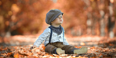 kleiner Junge in der Herbstallee