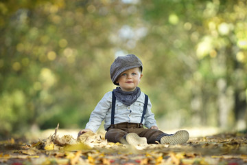 lachendes Kind in der Herbstallee