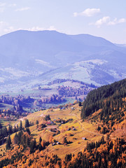 Obraz premium Carpatian village at mountains at the sunny day