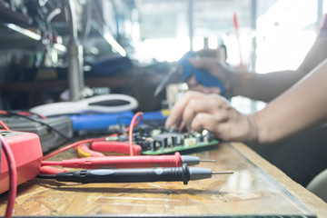 Techniques multimeters for electrical and electronic circuit analysis