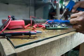 Techniques multimeters for electrical and electronic circuit analysis