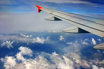 Obraz premium Airplane wing in the sky