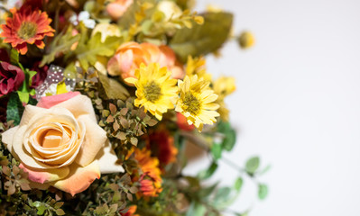 Fundo com flores artificiais