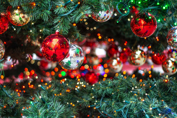 Obraz na płótnie Canvas Christmas ornaments on the Christmas tree with bokeh background ball