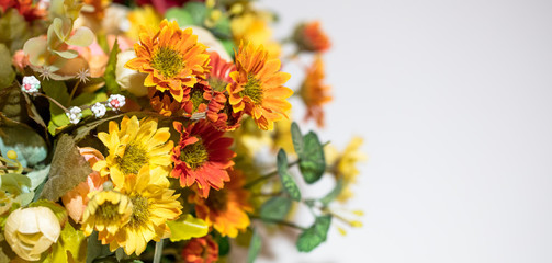 Fundo com flores artificiais