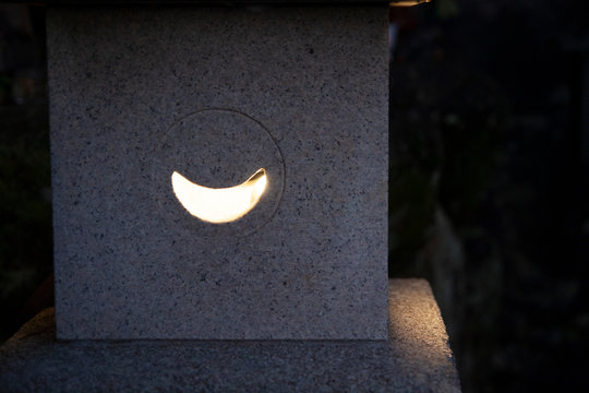 灯りのともされた灯篭