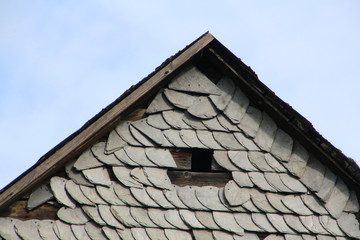Altes Bauernhaus mit Schiefer am Dach in der Eifel