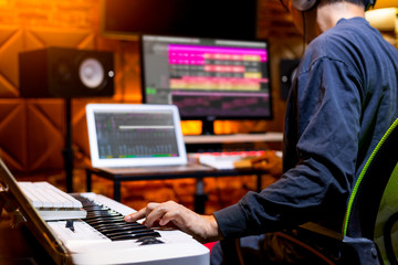 mężczyzna producent, muzyk, kompozytor tworzący piosenkę w domowym studio nagrań. koncepcja produkcji muzycznej - 297593177