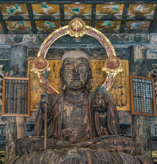 Obraz premium Kencho-ji temple 建長寺 Butsuden Hall Jizo Bosatsu statue 仏殿内. Ceiling ornaments of the Momoyama period style. Kamakura, Kanagawa Prefecture. Japan