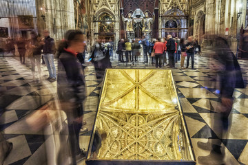 Espejo en la Catedral de Sevilla y Tumba de Cristóbal Colón, España