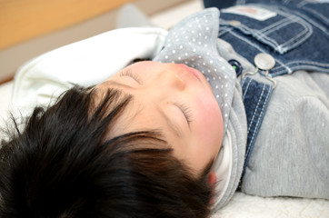 お昼寝する子供