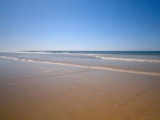 Fototapeta na wymiar Einsamer Strand und Wellen in Portugal - Algarve - Praja de Falesia