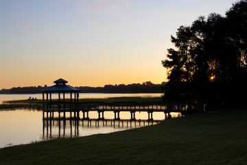 Obraz premium A small lake in a central Florida retirement community