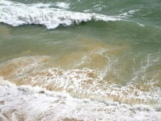 Einsamer Strand und Wellen in Portugal - Algarve - Praja de Falesia
