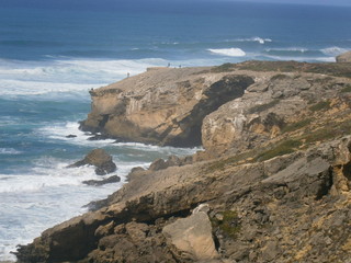 Einsamer Strand und Wellen in Portugal - Algarve - Praja de Falesia