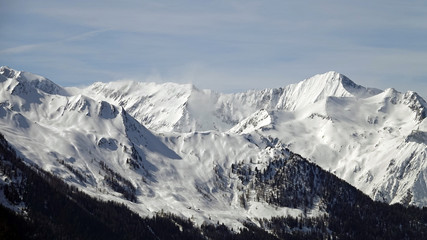 Fototapeta na wymiar beautiful view to the alps in winter