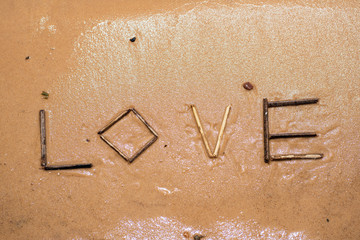 Palabra Love escrita en la playa en verano