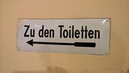 Schild "Zu den Toiletten"