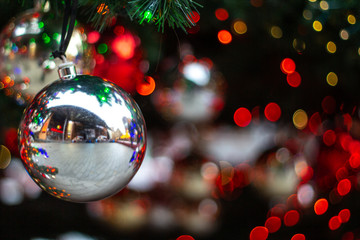 Naklejka premium Christmas ornaments on the Christmas tree with bokeh background
