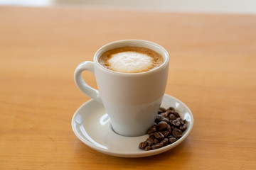 Café apoyado en una mesa 