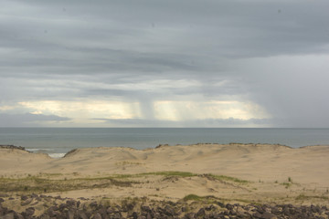 paisaje en la costa con cielo tormentoso y lluvia