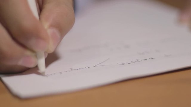 Mano escribiendo en un papel