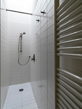Interior view of a moern bathroom in foregorund the masonry shower box