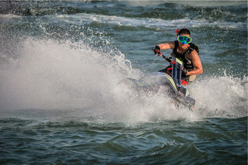 Jet Ski Fahrer Kurvenfahrt mit Geschwindigkeit