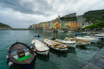 Fototapeta premium Hafen von Porto Venere gehört zu der Region Ligurien mit Fischerboote im Vordergrund