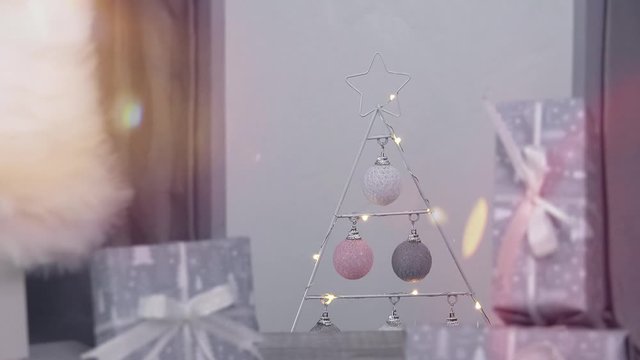 Die Kamera f&auml;hrt auf einem Slider vorbei an weihnachtlichen Dekorationen in Pastellt&ouml;nen. Kerzen brennen und ein kuscheliges wei&szlig;es Lammfell sorgt f&uuml;r weihnachtliche Atmosph&auml;re.