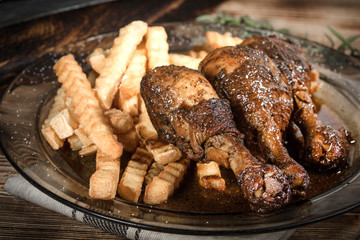 Fried chicken drumsticks with chips.