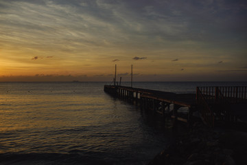 Obraz premium Piękny wschód słońca na plaży