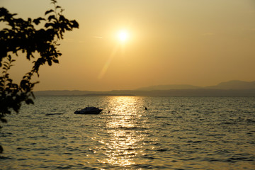 Fototapeta na wymiar Sonnenuntergang am Gardasee in Lazise
