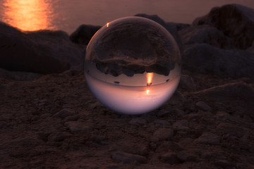 Langzeitbelichtung am Gardasee bei Sonnenuntergang mit Lensball