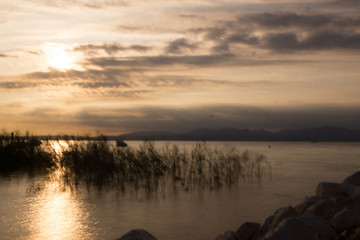 Langzeitbelichtung mit Graufilter - Sonnenuntergang am Gardasee